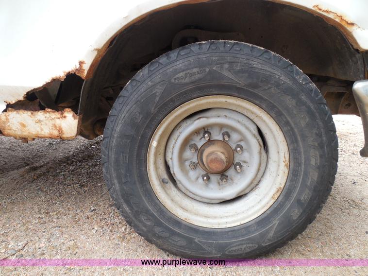 image for item I3332 1993 Ford F350 XL utility truck with crane