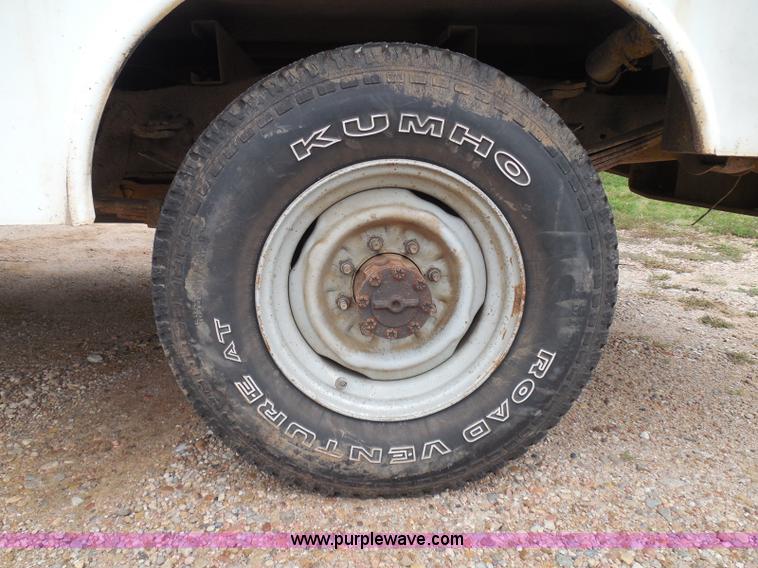 image for item I3332 1993 Ford F350 XL utility truck with crane