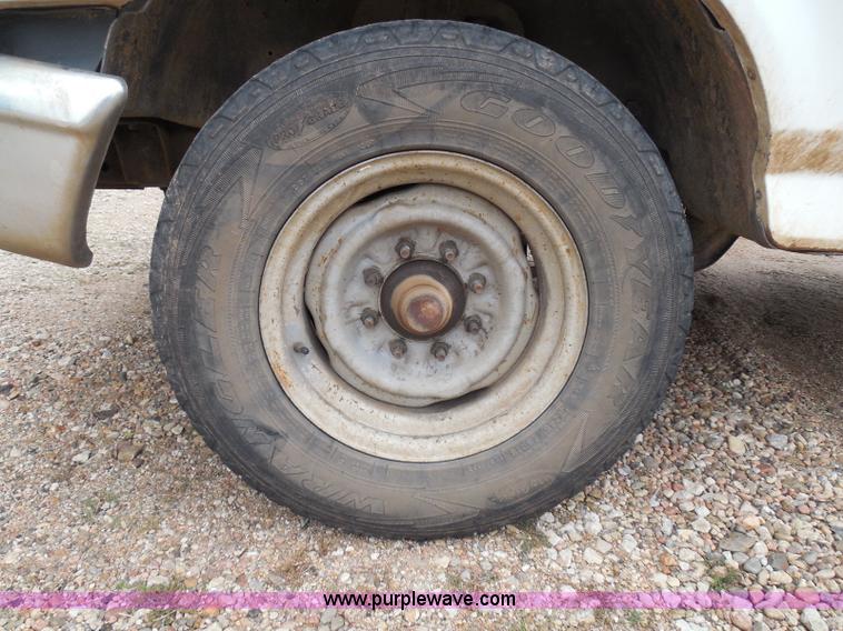 image for item I3332 1993 Ford F350 XL utility truck with crane