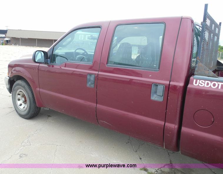 image for item I3337 2004 Ford F250 Super Duty XLT Crew Cab pickup truck
