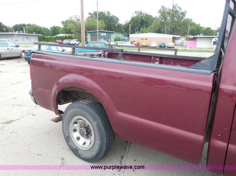 image for item I3337 2004 Ford F250 Super Duty XLT Crew Cab pickup truck