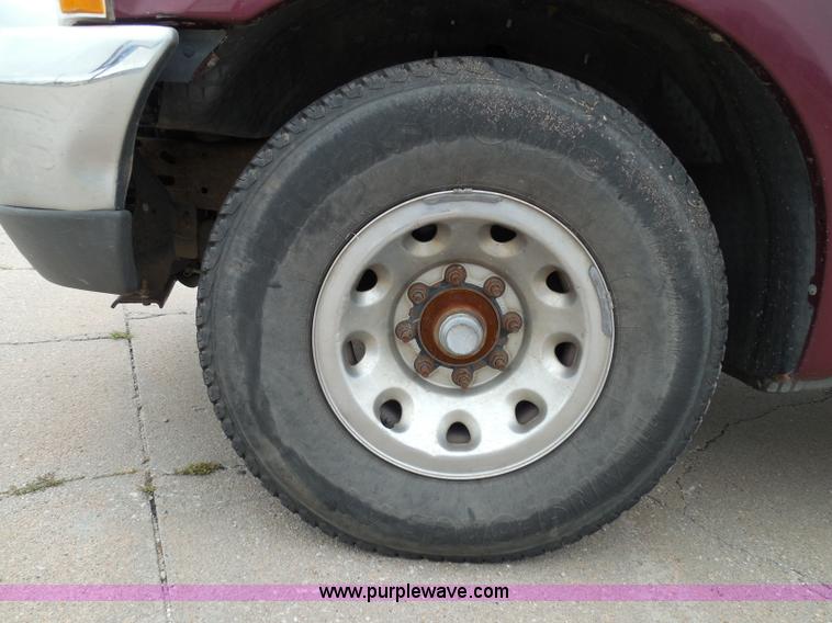 image for item I3337 2004 Ford F250 Super Duty XLT Crew Cab pickup truck