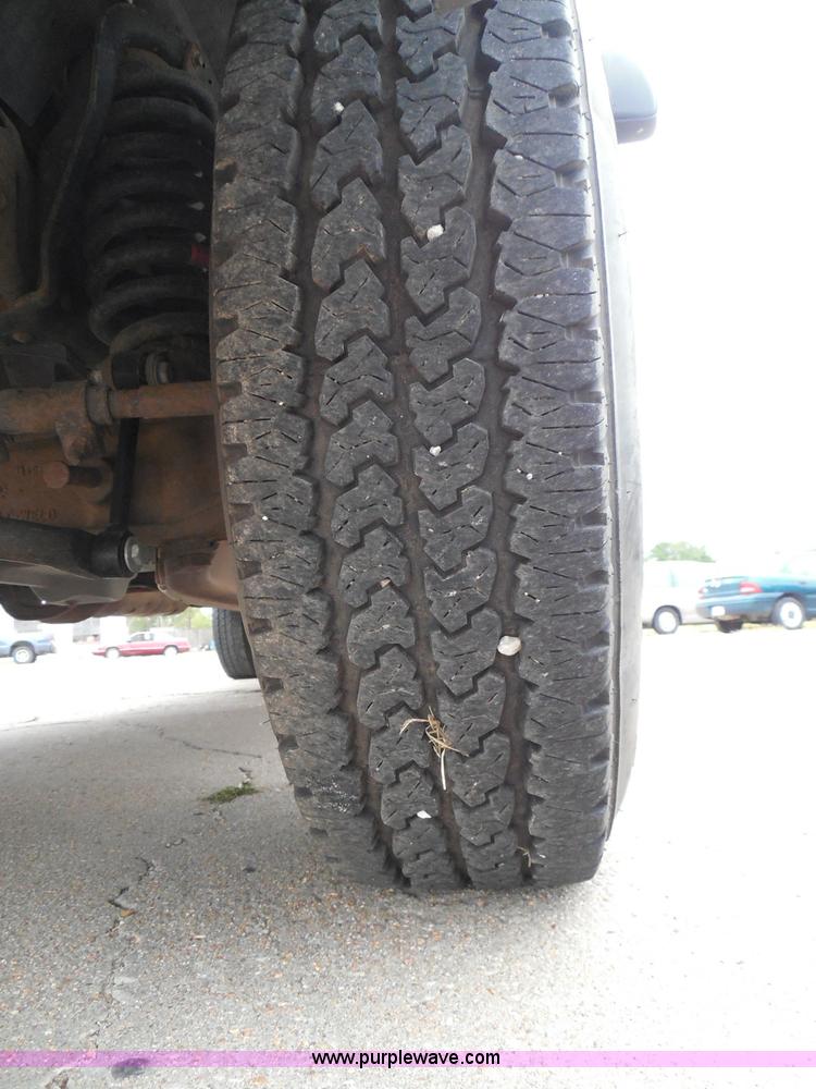 image for item I3337 2004 Ford F250 Super Duty XLT Crew Cab pickup truck