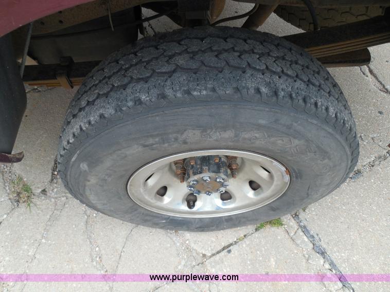 image for item I3337 2004 Ford F250 Super Duty XLT Crew Cab pickup truck