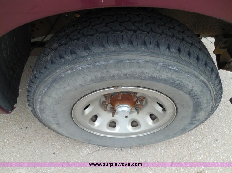 image for item I3337 2004 Ford F250 Super Duty XLT Crew Cab pickup truck