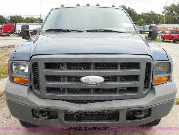 image for item I3338 2005 Ford F350 Super Duty XL Crew Cab pickup truck