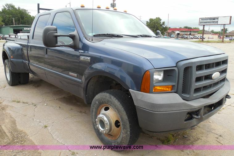 image for item I3338 2005 Ford F350 Super Duty XL Crew Cab pickup truck