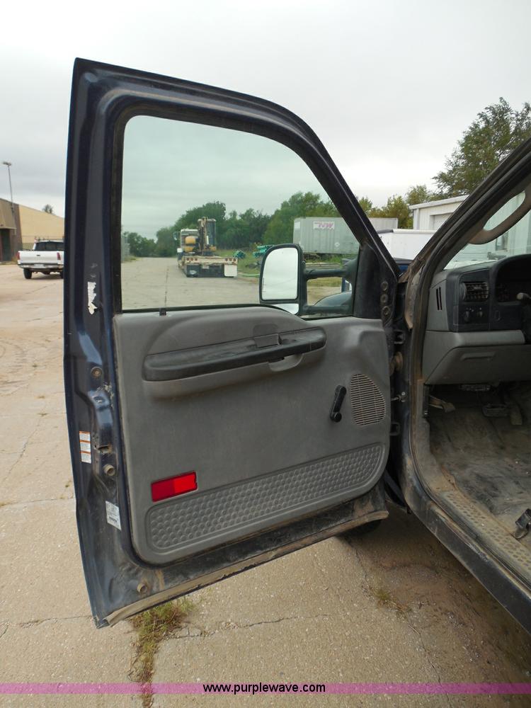 image for item I3338 2005 Ford F350 Super Duty XL Crew Cab pickup truck