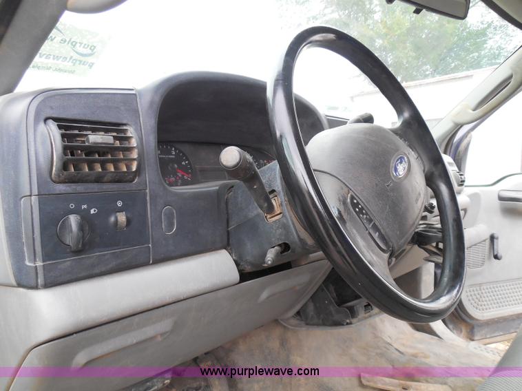 image for item I3338 2005 Ford F350 Super Duty XL Crew Cab pickup truck