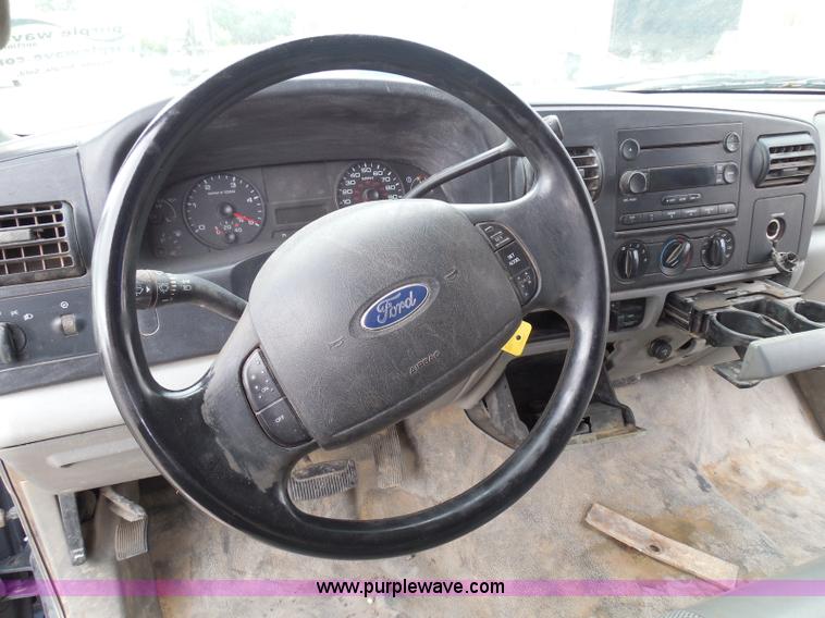 image for item I3338 2005 Ford F350 Super Duty XL Crew Cab pickup truck