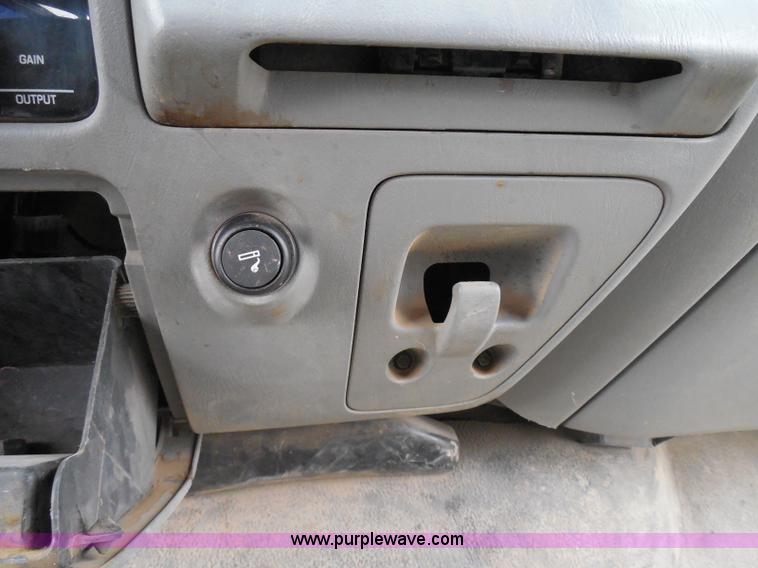 image for item I3338 2005 Ford F350 Super Duty XL Crew Cab pickup truck