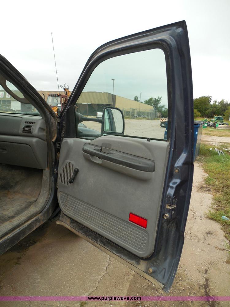 image for item I3338 2005 Ford F350 Super Duty XL Crew Cab pickup truck