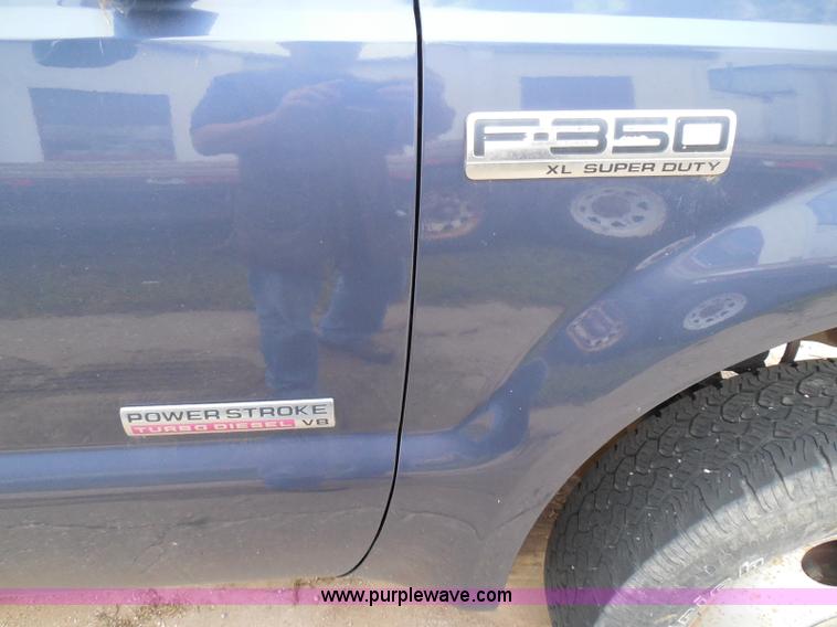 image for item I3338 2005 Ford F350 Super Duty XL Crew Cab pickup truck