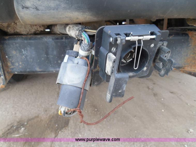 image for item I3338 2005 Ford F350 Super Duty XL Crew Cab pickup truck