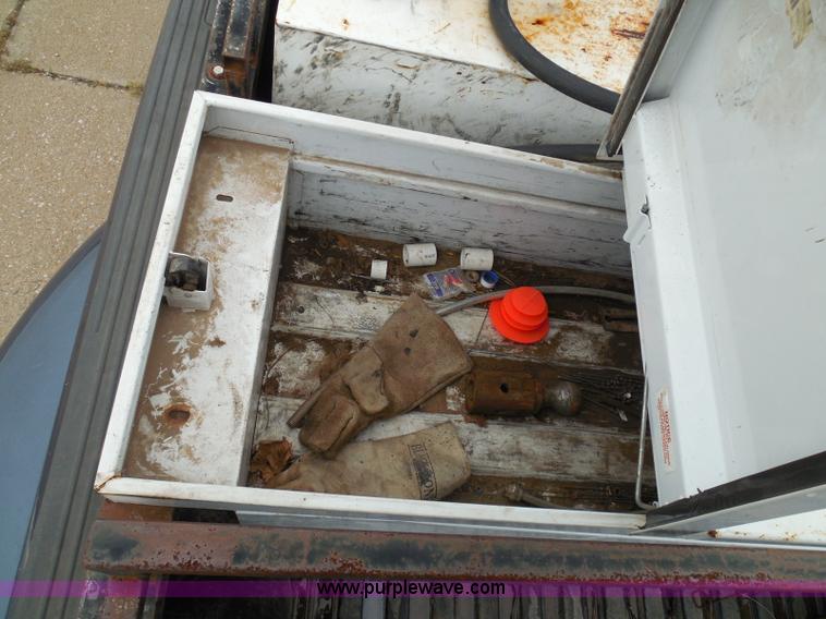 image for item I3338 2005 Ford F350 Super Duty XL Crew Cab pickup truck