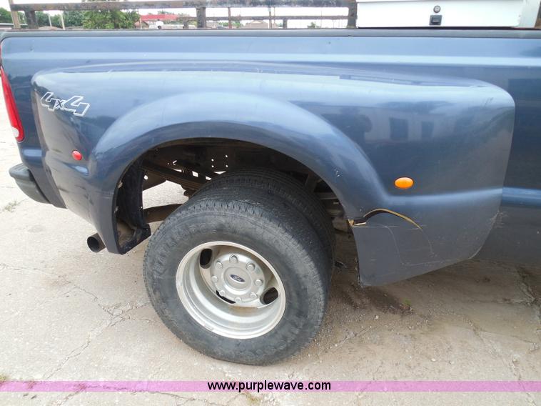 image for item I3338 2005 Ford F350 Super Duty XL Crew Cab pickup truck
