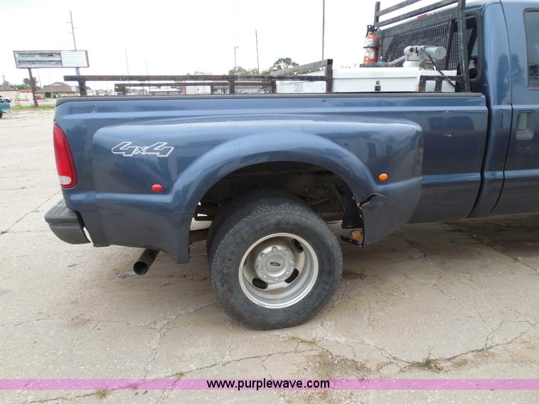 image for item I3338 2005 Ford F350 Super Duty XL Crew Cab pickup truck