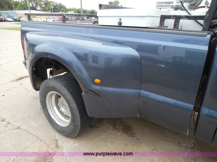 image for item I3338 2005 Ford F350 Super Duty XL Crew Cab pickup truck