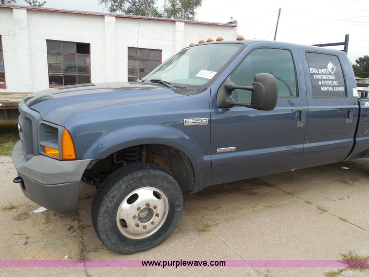 image for item I3338 2005 Ford F350 Super Duty XL Crew Cab pickup truck