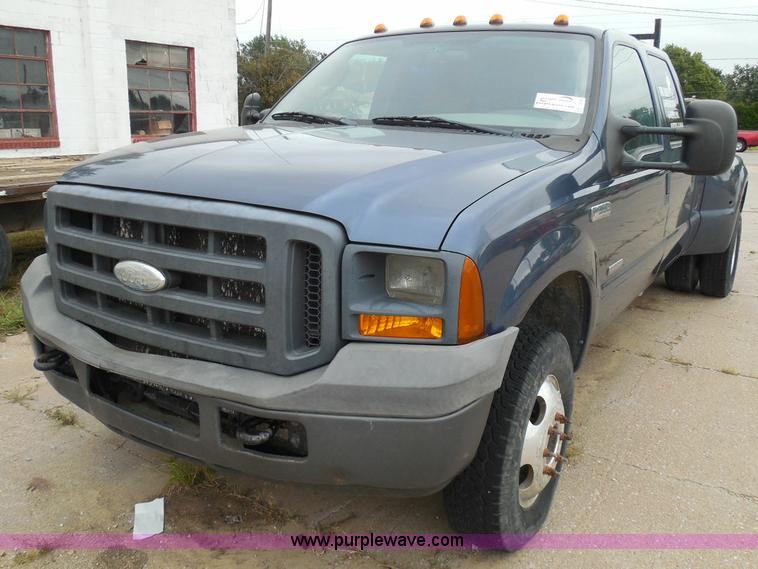 image for item I3338 2005 Ford F350 Super Duty XL Crew Cab pickup truck