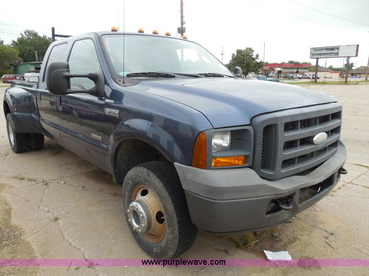 image for item I3338 2005 Ford F350 Super Duty XL Crew Cab pickup truck