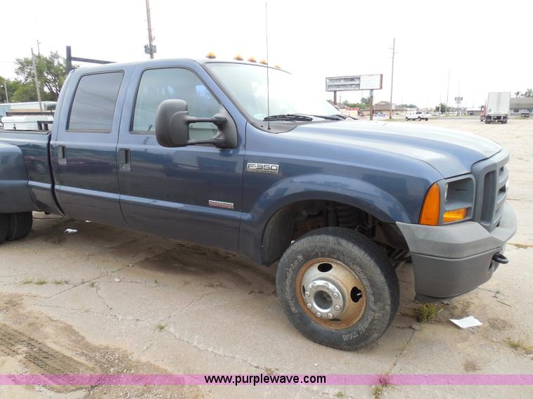 image for item I3338 2005 Ford F350 Super Duty XL Crew Cab pickup truck