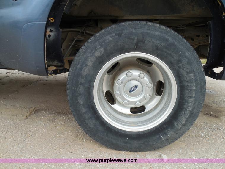 image for item I3338 2005 Ford F350 Super Duty XL Crew Cab pickup truck