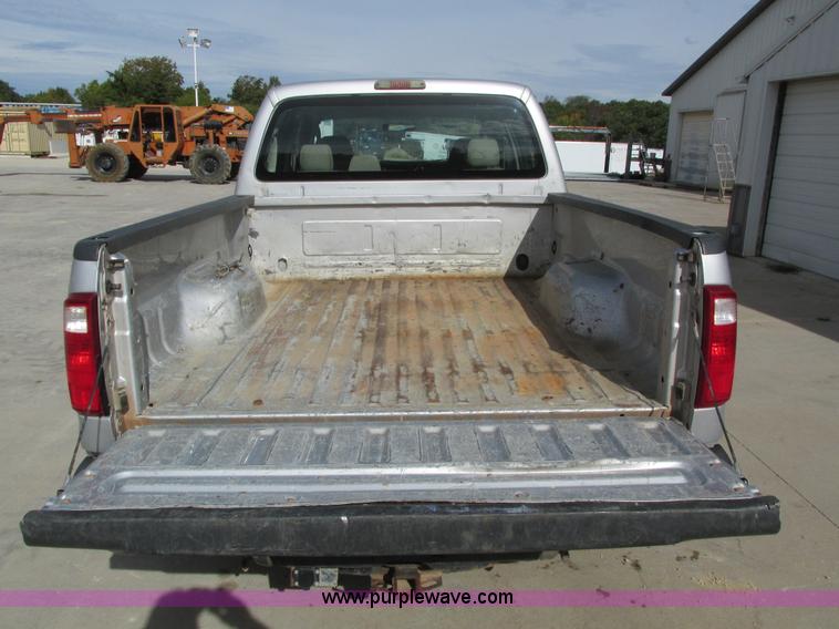 image for item I4125 2008 Ford F250 Super Duty XLT Crew Cab pickup truck