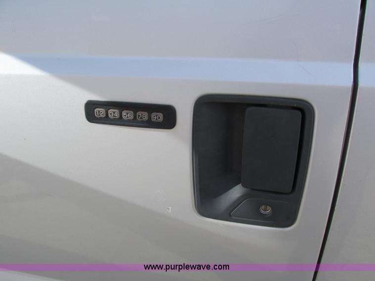 image for item I4125 2008 Ford F250 Super Duty XLT Crew Cab pickup truck