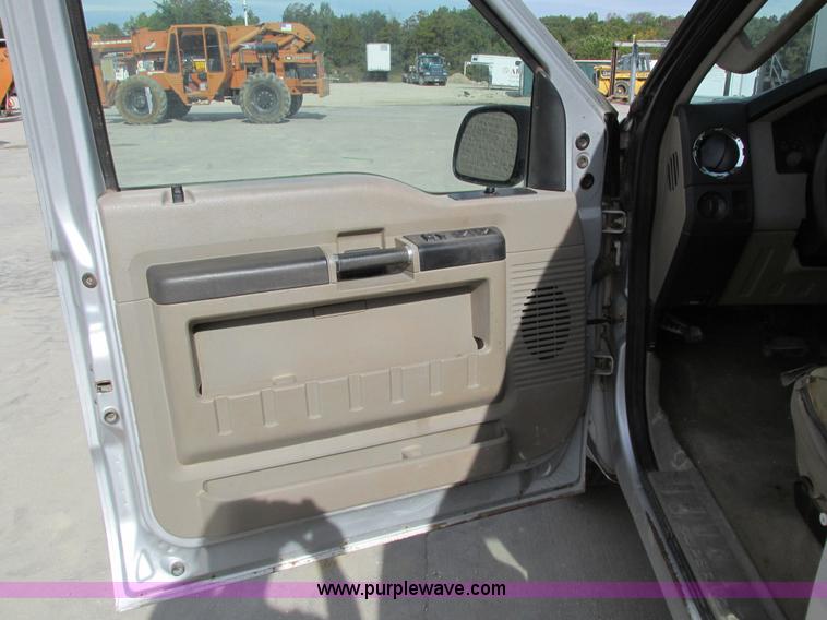 image for item I4125 2008 Ford F250 Super Duty XLT Crew Cab pickup truck