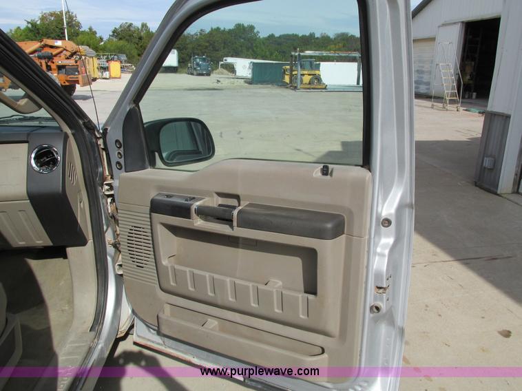 image for item I4125 2008 Ford F250 Super Duty XLT Crew Cab pickup truck