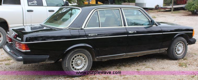 image for item I5763 1985 Mercedes Benz 300D