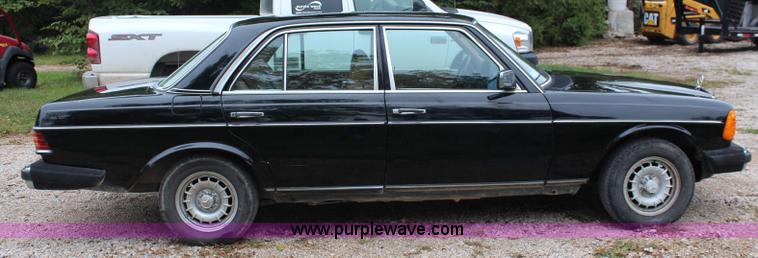 image for item I5763 1985 Mercedes Benz 300D