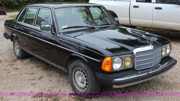 image for item I5763 1985 Mercedes Benz 300D