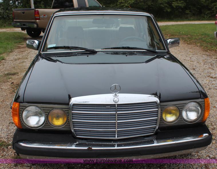 image for item I5763 1985 Mercedes Benz 300D