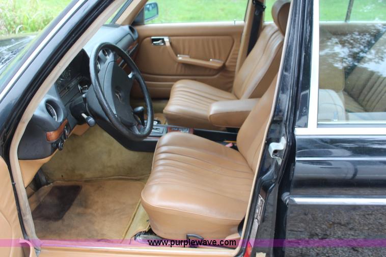 image for item I5763 1985 Mercedes Benz 300D