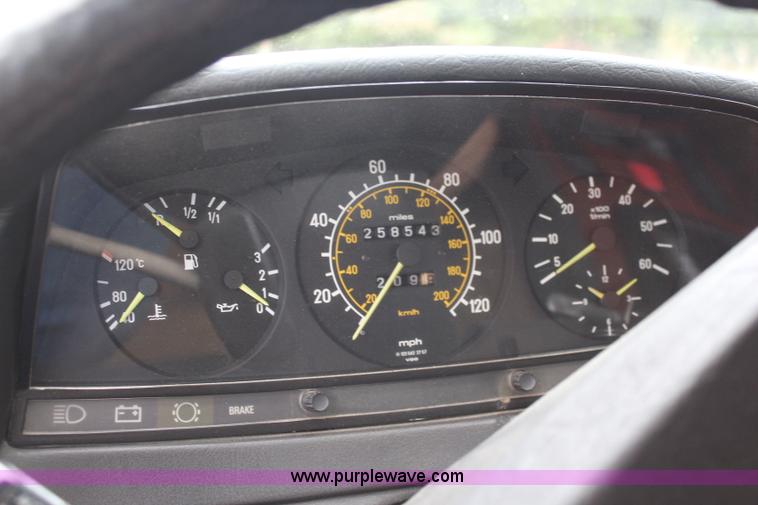 image for item I5763 1985 Mercedes Benz 300D