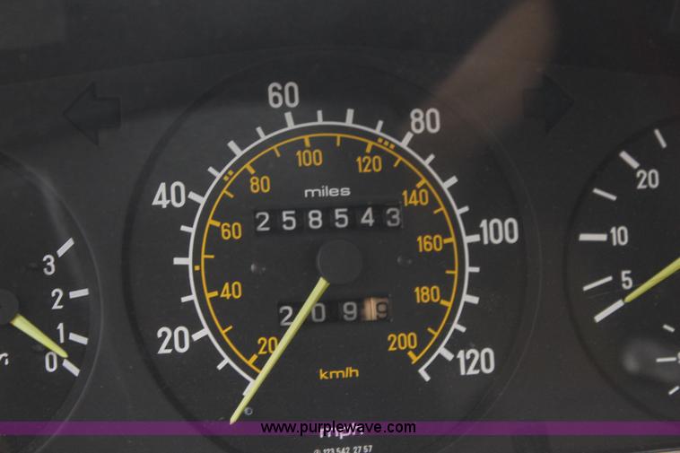 image for item I5763 1985 Mercedes Benz 300D