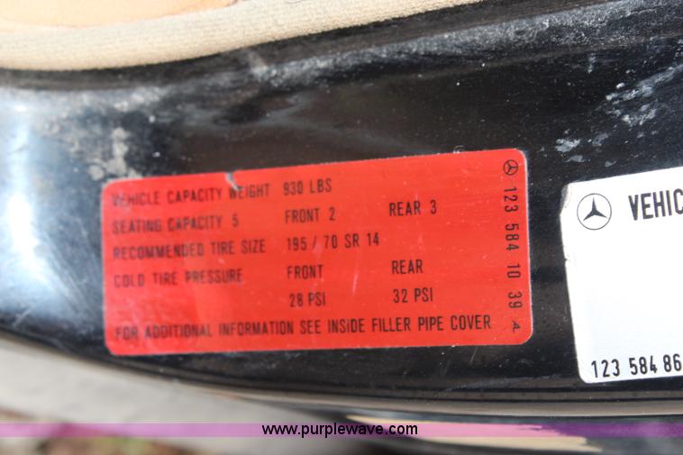 image for item I5763 1985 Mercedes Benz 300D