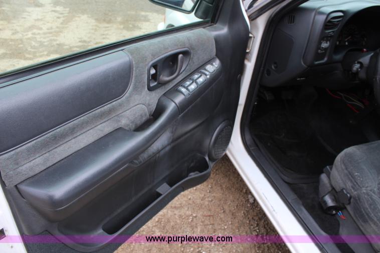 image for item I5847 2002 Chevrolet Blazer LS SUV