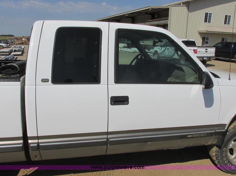 image for item I6052 1998 Chevrolet Silverado 1500 Z71 Ext. Cab pickup truck