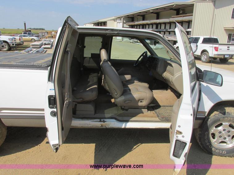 image for item I6052 1998 Chevrolet Silverado 1500 Z71 Ext. Cab pickup truck