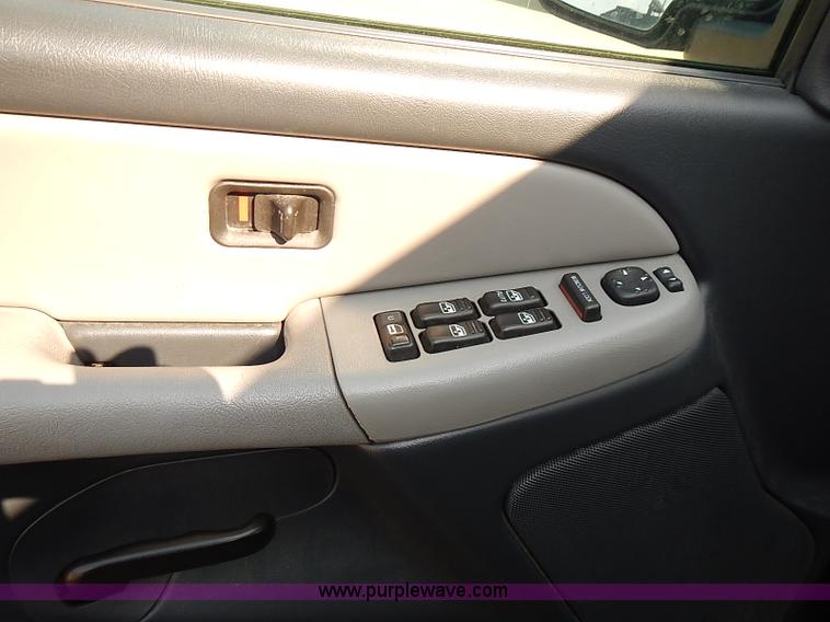 image for item J3054 2001 GMC Yukon SLE SUV