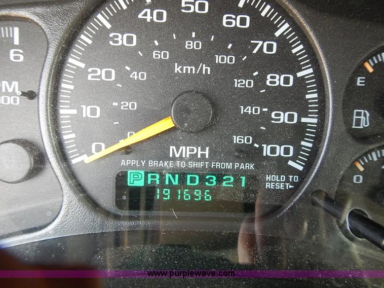 image for item J3054 2001 GMC Yukon SLE SUV