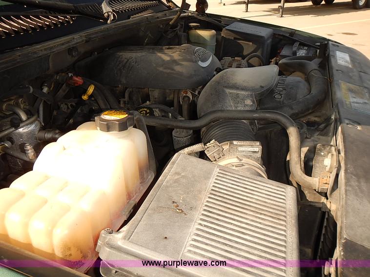 image for item J3054 2001 GMC Yukon SLE SUV