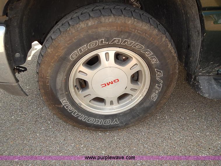 image for item J3054 2001 GMC Yukon SLE SUV