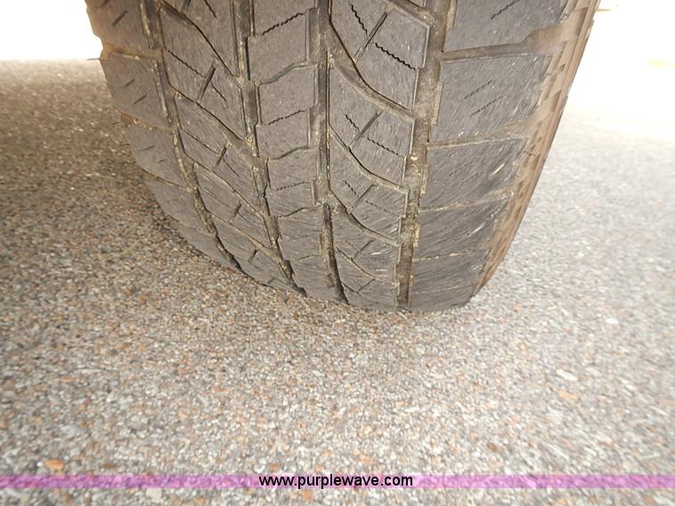 image for item J3054 2001 GMC Yukon SLE SUV