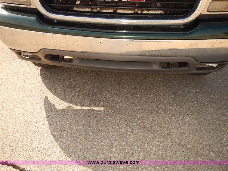 image for item J3054 2001 GMC Yukon SLE SUV