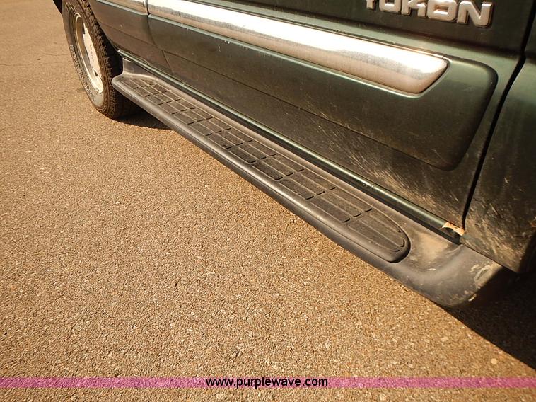 image for item J3054 2001 GMC Yukon SLE SUV