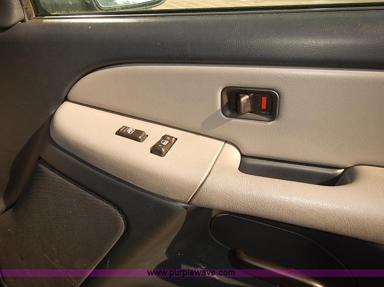 image for item J3054 2001 GMC Yukon SLE SUV